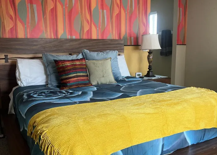 Modern Desert Delight! 4- Bedrooms, Pool, Gameroom Holiday home *