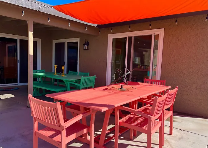 Modern Desert Delight! 4- Bedrooms, Pool, Gameroom *