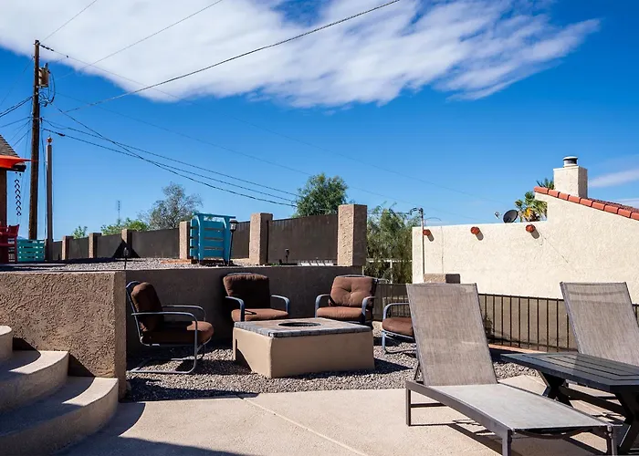 Modern Desert Delight! 4- Bedrooms, Pool, Gameroom