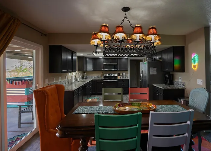 Modern Desert Delight! 4- Bedrooms, Pool, Gameroom Holiday home *