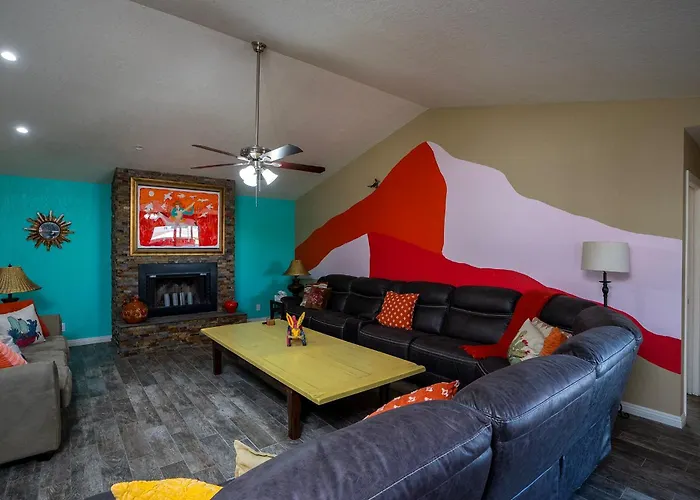 Modern Desert Delight! 4- Bedrooms, Pool, Gameroom Holiday home