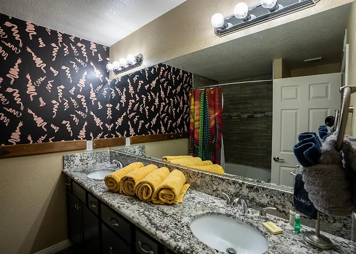 Modern Desert Delight! 4- Bedrooms, Pool, Gameroom Holiday home *