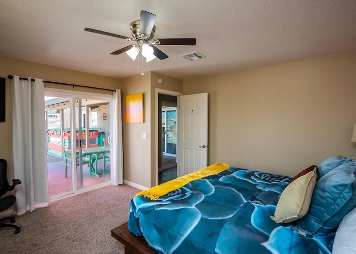 Modern Desert Delight! 4- Bedrooms, Pool, Gameroom *