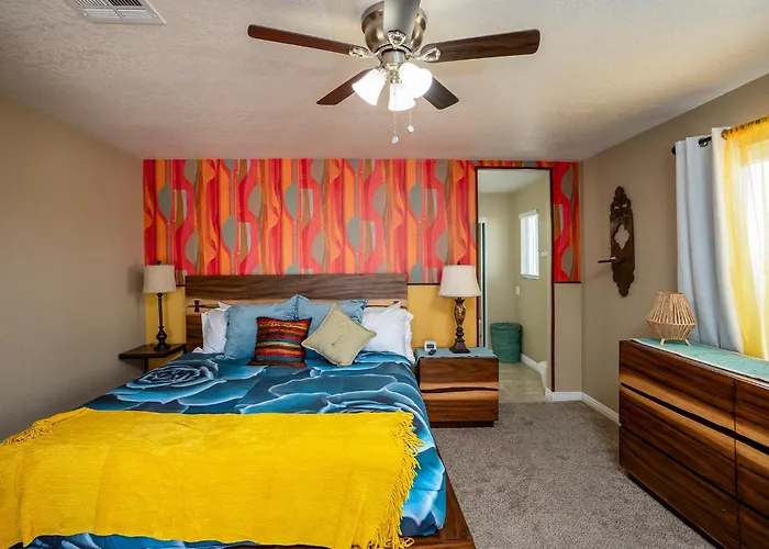 Modern Desert Delight! 4- Bedrooms, Pool, Gameroom Holiday home Lake Havasu City