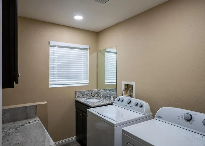 Holiday home Modern Desert Delight! 4- Bedrooms, Pool, Gameroom