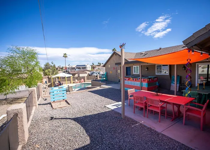 Modern Desert Delight! 4- Bedrooms, Pool, Gameroom *