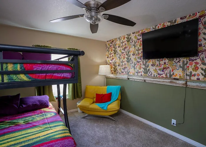 Modern Desert Delight! 4- Bedrooms, Pool, Gameroom Holiday home *