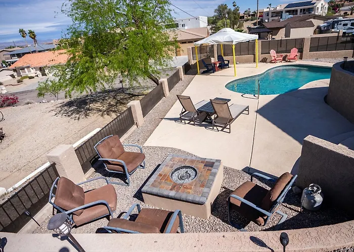 Modern Desert Delight! 4- Bedrooms, Pool, Gameroom Holiday home