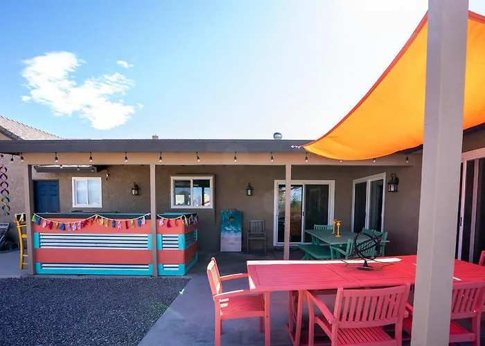 Modern Desert Delight! 4- Bedrooms, Pool, Gameroom Holiday home