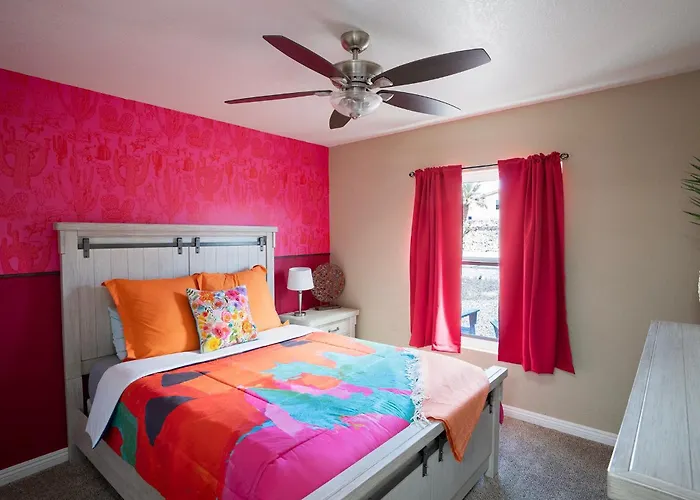 Modern Desert Delight! 4- Bedrooms, Pool, Gameroom Holiday home Lake Havasu City