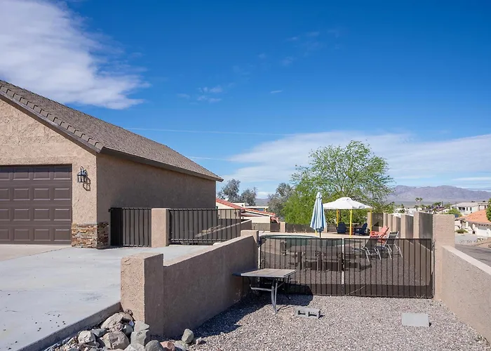 Modern Desert Delight! 4- Bedrooms, Pool, Gameroom Lake Havasu City