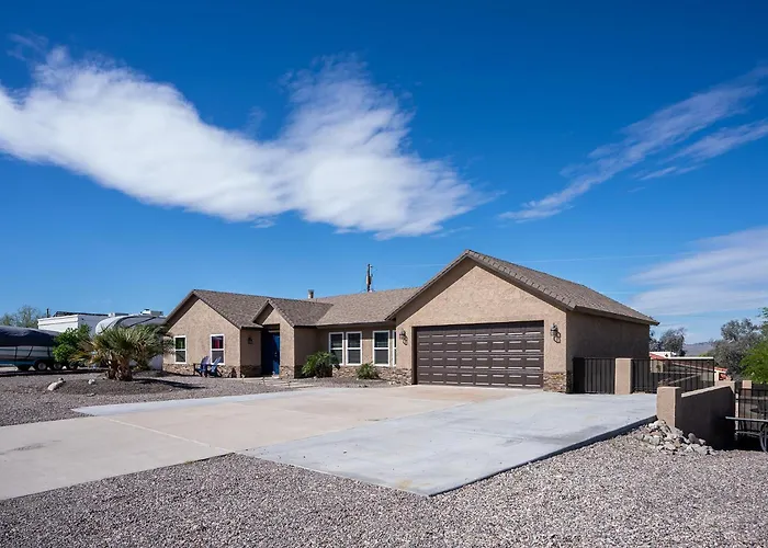 Modern Desert Delight! 4- Bedrooms, Pool, Gameroom *